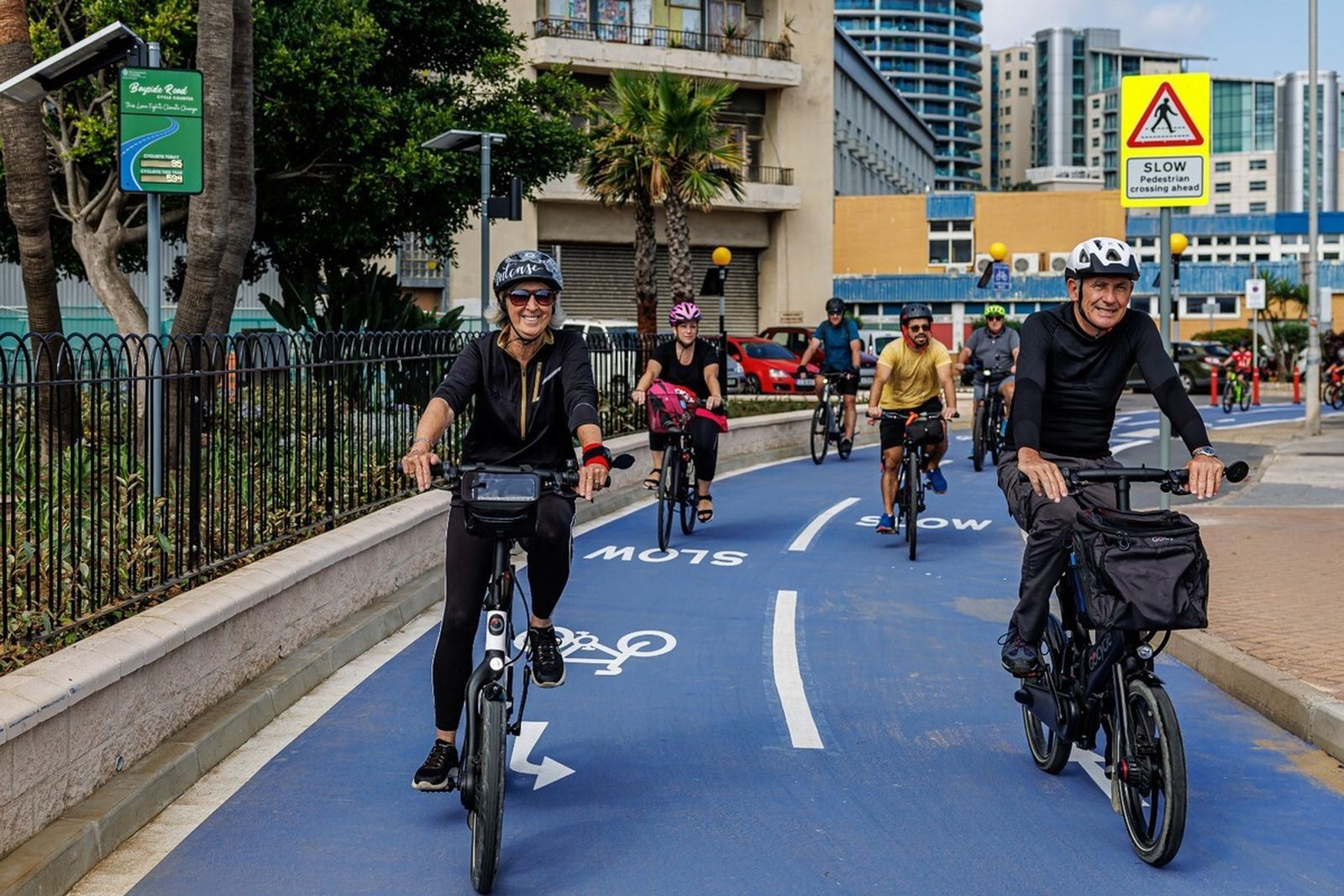 Grupo de ciclistas por un carril bici